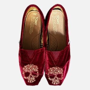 NWOT Alexander McQueen style Tom’s in red velvet & gold skull embroidered size 9